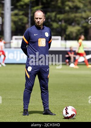 ZEIST - Coach Mark Parsons during a training session of the Dutch women's national team at the KNVB Campus on June 13, 2022 in Zeist, Netherlands. The Dutch women's team is preparing for the European Football Championship in England. ANP MAURICE VAN STEEN Stock Photo