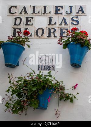 Cartel y macetas en una de las calles más turísticas de Córdoba, España Stock Photo
