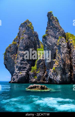 Rocks cliffs in the sea, Ko Yung island, Phi Phi, Andaman sea, K Stock Photo