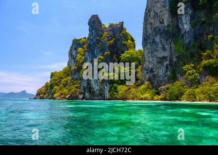 Rocks cliffs in the sea, Ko Yung island, Phi Phi, Andaman sea, K Stock Photo