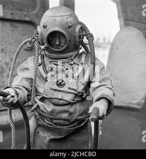 1950s, historical, a deep-sea diver in the equipment of the day, including the heavy brass diving helmet, London, England, UK. Stock Photo