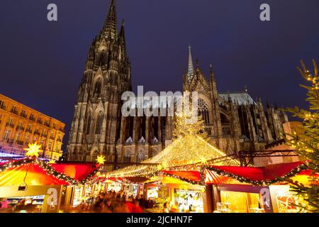 Christmas Market beneath Cologne Cathedral, Cologne, North Rhine-Westphalia, Germany Stock Photo