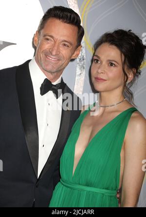 June 12, 2022, New York, New York, USA: Actors HUGH JACKMAN and SUTTON FOSTER attend the 75th Annual Tony Awards held at Radio City Music Hall. (Credit Image: © Nancy Kaszerman/ZUMA Press Wire) Stock Photo