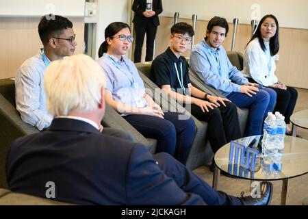 Singapur, Singapore. 14th June, 2022. German President Frank-Walter Steinmeier visits the Asia Campus of the Technical University of Munich (TUM) and talks to young students there. President Steinmeier is in Singapore for a two-day visit. He will then travel on to Indonesia. Credit: Bernd von Jutrczenka/dpa/Alamy Live News Stock Photo