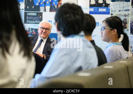 Singapur, Singapore. 14th June, 2022. German President Frank-Walter Steinmeier visits the Asia Campus of the Technical University of Munich (TUM) and talks to young students there. President Steinmeier is in Singapore for a two-day visit. He will then travel on to Indonesia. Credit: Bernd von Jutrczenka/dpa/Alamy Live News Stock Photo