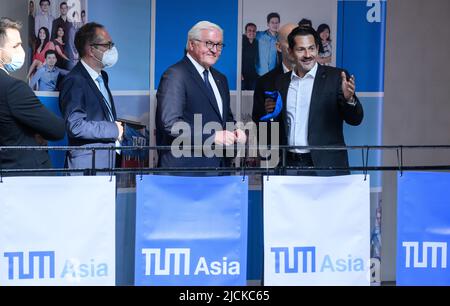 Singapur, Singapore. 14th June, 2022. German President Frank-Walter Steinmeier (M) visits the Asia Campus of the Technical University of Munich (TUM). Federal President Steinmeier is in Singapore for a two-day visit. He then travels on to Indonesia. Credit: Bernd von Jutrczenka/dpa/Alamy Live News Stock Photo