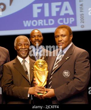 ARCHIVE PHOTO: Thabo MBEKI celebrates his 80th birthday on June 17, 2022, Thabo MBEKI li. (President of South Africa) and Dr. Irvin KHOZA right. (President of the South African organization committee) hold the World Cup presentation for the Soccer World Cup 2010 in South Africa/Africa on July 7th, 2006 in the Tempodrom in Berlin; Soccer World Cup 2006 FIFA World Cup 2006, from 09.06. - 09.07.2006 in Germany Stock Photo