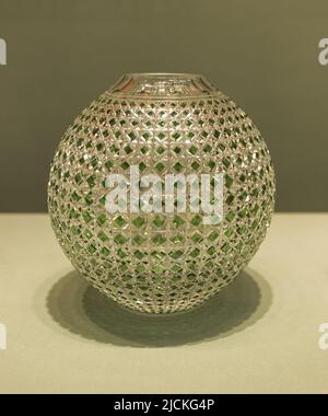 Beijing central gifts cultural relics management center - 2008 Japanese prime minister yasuo fukuda give hu scratch the crystal glass vase Stock Photo