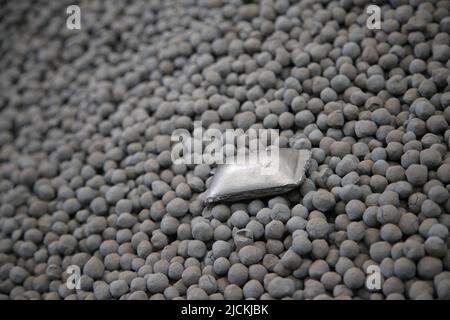 08 June 2022, Sweden, Luleå: A fossil-free iron sponge lies amidst iron ore pellets at the Hybrit Initiative's test facility in Luleå in northern Sweden. Steelmaker SSAB, iron ore producer LKAB and energy supplier Vattenfall are working on the project to produce fossil-free steel that does not produce climate-damaging CO2. (to dpa 'Green steel from northern Sweden - hydrogen storage facility is inaugurated') Photo: Steffen Trumpf/dpa Stock Photo