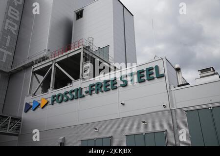 08 June 2022, Sweden, Luleå: The Hybrit Initiative's test facility in Luleå in northern Sweden, where research is being conducted into producing steel without emitting climate-damaging CO2. Steelmaker SSAB, iron ore producer LKAB and energy supplier Vattenfall are working on the project to produce fossil-free steel. (to dpa 'Green steel from northern Sweden - hydrogen storage facility is inaugurated') Photo: Steffen Trumpf/dpa Stock Photo