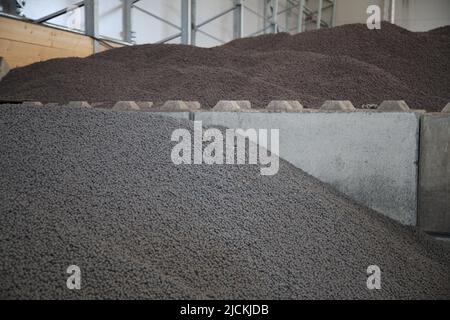 08 June 2022, Sweden, Luleå: Iron ore pellets photographed at the Hybrit Initiative test facility in Luleå in northern Sweden. Steelmaker SSAB, iron ore producer LKAB and energy supplier Vattenfall are working on the project to produce fossil-free steel that does not produce climate-damaging CO2. (to dpa 'Green steel from northern Sweden - hydrogen storage facility is inaugurated') Photo: Steffen Trumpf/dpa Stock Photo