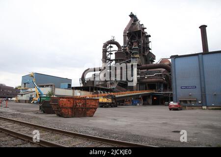 08 June 2022, Sweden, Luleå: The blast furnace of a steel mill in Luleå, which until now has played an important role in steel production in the northern Swedish city. The furnace, also known as the 'Old Lady,' is to be replaced one day as part of the Hybrit initiative to produce green steel using hydrogen. Steelmaker SSAB, iron ore producer LKAB and energy supplier Vattenfall are working on the project to produce fossil-free steel that does not produce climate-damaging CO2. (to dpa 'Green steel from northern Sweden - hydrogen storage facility is inaugurated') Photo: Steffen Trumpf/dpa Stock Photo