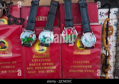 Chairman Mao Zedong, a.k.a. Chairman Mao / Mao Tse Tung vintage old 1960s style waving arm and hand mechanical winding wrist watches, probably meant for sale to foreign tourists as the boxes carry European languages, for sale on a market stall in Xi'an. PRC. China. (125) Stock Photo
