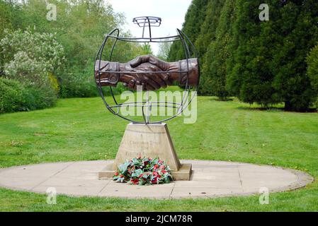 Christmas Truce Bronze Sculpture of Handshake of British Soldier and  German Soldier in WW1 at the  National Memorial Arboretum, Staffordshire, UK. Stock Photo