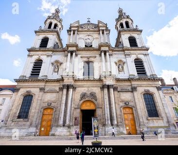 West facade of Cathedral Notre Dame of Annocitacion in Nancy. Nancy is situated on the left bank of the river Meurthe. Nancy Cathedral is a Roman Cath Stock Photo