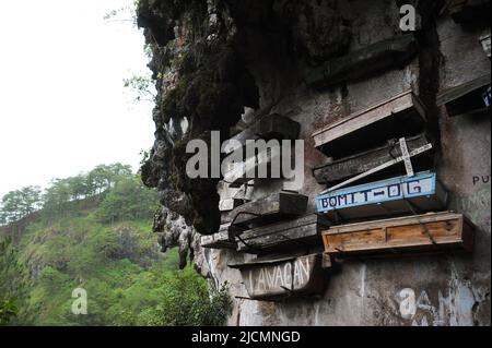 Mountain Province, Philippines: Sagada Hanging Coffins, the unique burial ritual of the indigenous Kankanaey people of tying caskets on cliff faces. Stock Photo