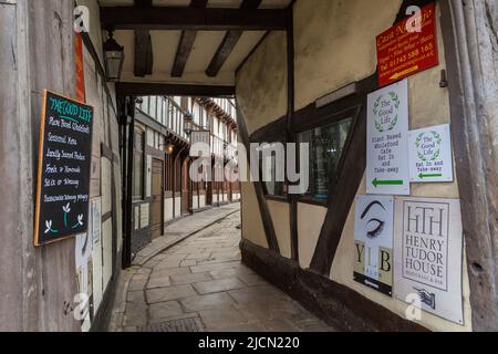 Barracks passage, a narrow passage leading to Tudor buildings set along a cobbled street. Henry Tudor House being built in the early 1400s, Stock Photo