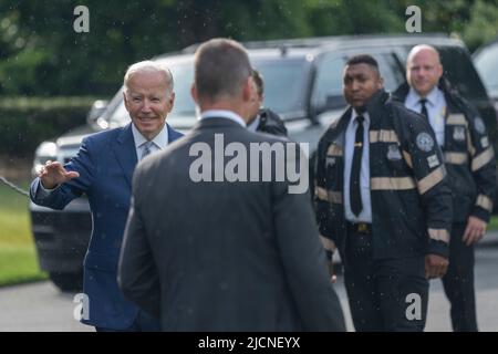 Washington, Vereinigte Staaten. 14th June, 2022. United States President Joe Biden waves as he departs the White House in Washington, DC to address the 29th AFL-CIO Quadrennial Constitutional Convention in Philadelphia, PA; June 14, 2022. Credit: Chris Kleponis/Pool via CNP/dpa/Alamy Live News Stock Photo