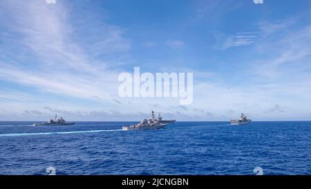 PHILIPPINE SEA (June 12, 2022) From left to right, the Ticonderoga-class guided-missile cruiser USS Antietam (CG 54), the Nimitz-class aircraft carrier USS Ronald Reagan (CVN 76), the Arleigh Burke-class guided-missile destroyer USS Benfold (DDG 65), the America-class amphibious assault ship USS Tripoli (LHA 7) and the Arleigh Burke-class guided-missile destroyer USS Spruance (DDG 111) sail in formation during Valiant Shield 2022 (VS22). VS22 is a U.S.-only, biennial field training exercise (FTX) focused on integration of joint training in a multi-domain environment. This training builds real- Stock Photo
