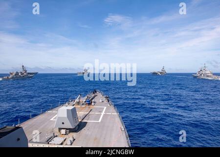 PHILIPPINE SEA (June 12, 2022) From left to right, the Nimitz-class aircraft carrier USS Ronald Reagan (CVN 76), the Arleigh Burke-class guided-missile destroyer USS Benfold (DDG 65), the America-class amphibious assault ship USS Tripoli (LHA 7), the Arleigh Burke-class guided-missile destroyer USS Spruance (DDG 111), the Nimitz-class aircraft carrier USS Abraham Lincoln (CVN 72) and the Ticonderoga-class guided-missile cruiser USS Mobile Bay (CG 53) sail in formation during Valiant Shield 2022 (VS22). VS22 is a U.S.-only, biennial field training exercise (FTX) focused on integration of joint Stock Photo