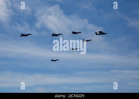 PHILIPPINE SEA (June 12, 2022) Aircraft from Carrier Air Wing (CVW) 9 fly in formation during Valiant Shield 2022 (VS22). VS22 is a U.S.-only, biennial field training exercise (FTX) focused on integration of joint training in a multi-domain environment. This training builds real-world proficiency in sustaining joint forces through detecting, locating tracking, and engaging units at sea, in the air, on land, and in cyberspace in response to a range of missile areas. (U.S. Navy photo by Mass Communication Specialist 3rd Class Michael Singley) Stock Photo