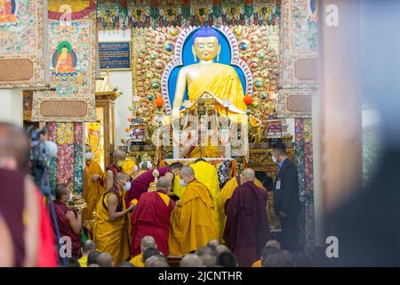 Dharmashala, Himachal Pradesh, India. 14th June, 2022. Tibetan Spiritual Leader the Dalai Lama during the last day of two-day teaching on Tsongkhapa's Concise Stages for the Path to Enlightenment (lamrim dudon) and confer the Avalokiteshvara Jinasagara Initiation (chenrezig gyalwa gyatso wang) on the occasion of Buddha Shakyamuni's Birth, Enlightenment and Parinirvana Day (sa-dhe duechen), at Tsugla Khang Temple, Mcleodganj, Dharamshala on Tuesday. (Credit Image: © Shailesh Bhatnagar/Pacific Press via ZUMA Press Wire) Stock Photo