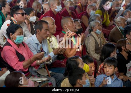 Dharmashala, Himachal Pradesh, India. 14th June, 2022. Tibetan in exile watching the teaching (on screen) given by Tibetan Spiritual Leader the Dalai Lama during the last day of two-day teaching on Tsongkhapa's Concise Stages for the Path to Enlightenment (lamrim dudon) and confer the Avalokiteshvara Jinasagara Initiation (chenrezig gyalwa gyatso wang) on the occasion of Buddha Shakyamuni's Birth, Enlightenment and Parinirvana Day (sa-dhe duechen), at Tsugla Khang Temple, Mcleodganj, Dharamshala on Tuesday. (Credit Image: © Shailesh Bhatnagar/Pacific Press via ZUMA Press Wire) Stock Photo