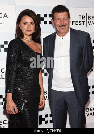New York, NY, USA. 14th June, 2022. Penelope Cruz, Antonio Banderas at arrivals for OFFICIAL COMPETITION Premiere at the 21st Tribeca Festival, Borough of Manhattan Community College (BMCC), New York, NY June 14, 2022. Credit: CJ Rivera/Everett Collection/Alamy Live News Stock Photo