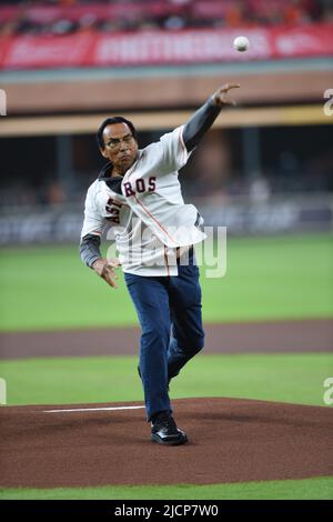 Cruz tosses first pitch at Astros game