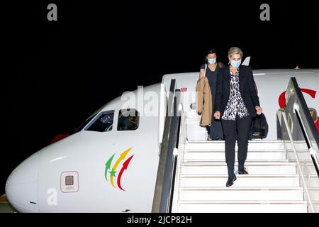 2022-06-15 01:05:41 DAKAR - Queen Maxima arrives at Dakar's Blaise Diagne Airport in Senegal. Maxima visits Ivory Coast, and Senegal, in her role as the United Nations Secretary-General's Special Advocate for Inclusive Finance for Development. ANP POOL MISCHA SCHOEMAKER netherlands out - belgium out Stock Photo
