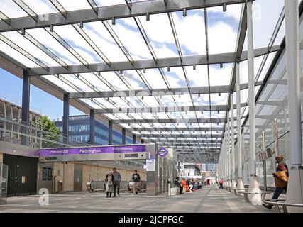 New ground level Elizabeth Line (Crossrail) concourse at Paddington Station, London, UK. Shows printed glass roof and escalator access to trains. Stock Photo