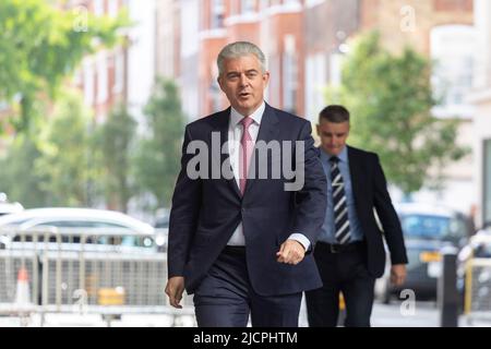 Brandon Lewis, Secretary of State for Northern Ireland, turns up at BBC Broadcasting House at Langham Place for the Sunday Morning show with Sophie Ra Stock Photo