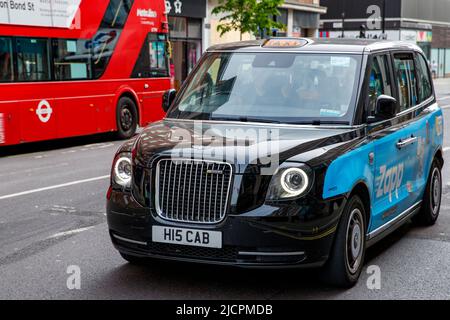 London black taxi cab in Oxford Street , London, England, United Kingdom on Wednesday, May 18, 2022.Photo: David Rowland / One-Image.com Stock Photo