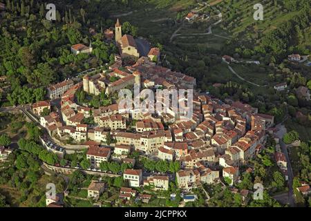 France, Var, Callian is a perched village located on a hill in the Var hinterland, Pays de Fayence, (aerial photo) Stock Photo