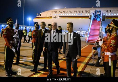 German Foreign Minister Frank-Walter Steinmeier's shoes while he visits the  Istiqlal Mosque in Jakarta, Indonesia, 03 November, 2014. Photo: MAURIZIO  GAMBARINI/dpa Stock Photo - Alamy