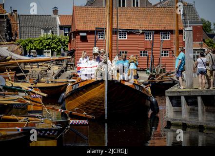 2022-06-15 15:03:49 BUNSCHOTEN-SPAKENBURG - A botter brings the first keg of herring ashore on the day that the national sale of new herring starts. The Spakenburg Fish Trade Association (SVV) celebrates its 40th anniversary with the purchase of the very first keg of Hollandse Nieuwe at the Scheveningen fish auction. ANP ROBIN VAN LONKHUIJSEN netherlands out - belgium out Stock Photo