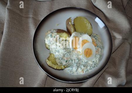 Frankfurter grüne Soße mit Pellkartoffeln. Stock Photo