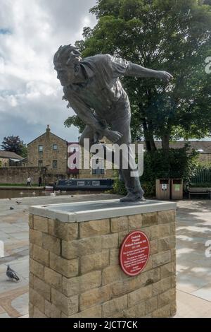 Frederick 'Freddie' Sewards Trueman statue by Graham Ibbeson in the market town of Skipton, North Yorkshire, UK. Stock Photo