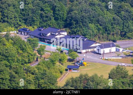 Overhead view of empty rest area with shops and playground in mountains Stock Photo