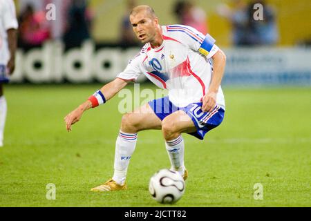 Leipzig, Deutschland. 19th June, 2006. Zinedine ZIDANE will be 50 years old on June 23, 2022, 024SN FRA KOR 180606.jpg Zinedine ZIDANE (FRA) Preliminary round Group G France - Korea 1:1 on June 18, 2006 in Leipzig Football World Cup 2006 FIFA World Cup 2006, from June 9th to July 9th, 2006 in Germany Credit: dpa/Alamy Live News Stock Photo