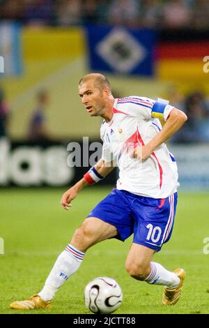 Leipzig, Deutschland. 19th June, 2006. Zinedine ZIDANE will be 50 years old on June 23, 2022, 023SN FRA KOR 180606.jpg Zinedine ZIDANE (FRA) preliminary round group G France - Korea 1:1 on June 18, 2006 in Leipzig Football World Cup 2006 FIFA World Cup 2006, from June 9th to July 9th, 2006 in Germany Credit: dpa/Alamy Live News Stock Photo