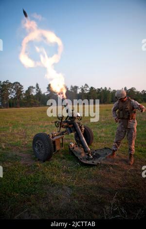 U.S. Marine Corps Lance Cpl. Joseph Sansonetti, Battery K., 3rd Battalion, 10th Marine Regiment, 2D Marine Division, fires the M327 120mm Mortar Exped Stock Photo
