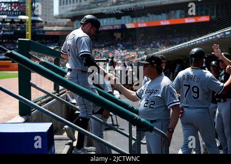 DETROIT, MI - JUNE 15: Chicago White Sox head coach Tony La Russa fist-bumps Chicago White Sox LF AJ Pollock (18) after getting sent across the plate by Chicago White Sox 3B Yoan Moncada (10) during the game between Chicago White Sox and Detroit Tigers on June 15, 2022 at Comerica Park in Detroit, MI (Photo by Allan Dranberg/CSM) Stock Photo