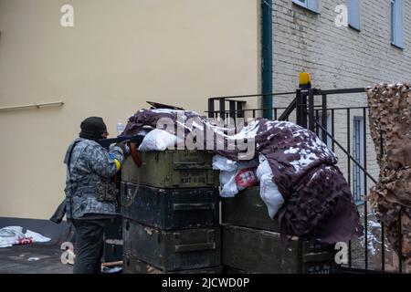 KYIV, UKRAINE 01 March. A member of the Territorial defense forces aims his rifle as he takes position in the headquarter of Ukraine's former president Petro Poroshenko, as Russia's invasion of Ukraine continues on 01 March 2022 in Kiev, Ukraine. Stock Photo
