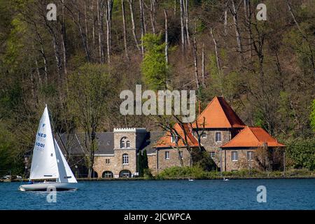 Lake Baldeney, reservoir of the Ruhr, Baldeney Castle, on the right the main building, next to it the coach house, sailing boat, Essen, NRW, Germany, Stock Photo