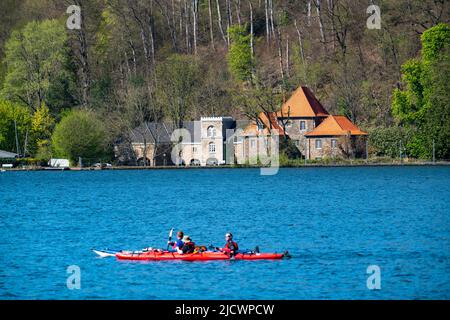 Lake Baldeney, reservoir of the Ruhr, Baldeney Castle, on the right the main building, next to it the coach house, Kayak, Essen, NRW, Germany, Stock Photo