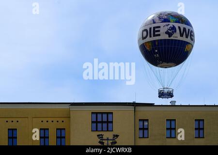 Daily newspapers fight for customers. An advertising balloon from the German daily newspaper Die Welt flies over the roofs of Berlin, Germany, 29.4.22 Stock Photo