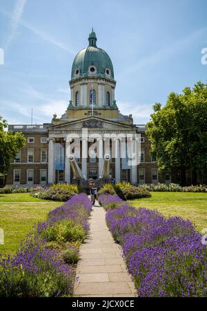 The front of the Imperial War Museum (IWM) guarded by two 15' Royal Navy guns in London. UK. The museum occupies the former Bethlem Royal Hospital. Stock Photo