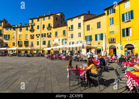 Eating and drinking outdoors, Piazza dell'Anfiteatro, Lucca, Tuscany, Italy, Europe Stock Photo