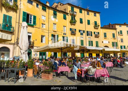 Eating and drinking outdoors, Piazza dell'Anfiteatro, Lucca, Tuscany, Italy, Europe Stock Photo